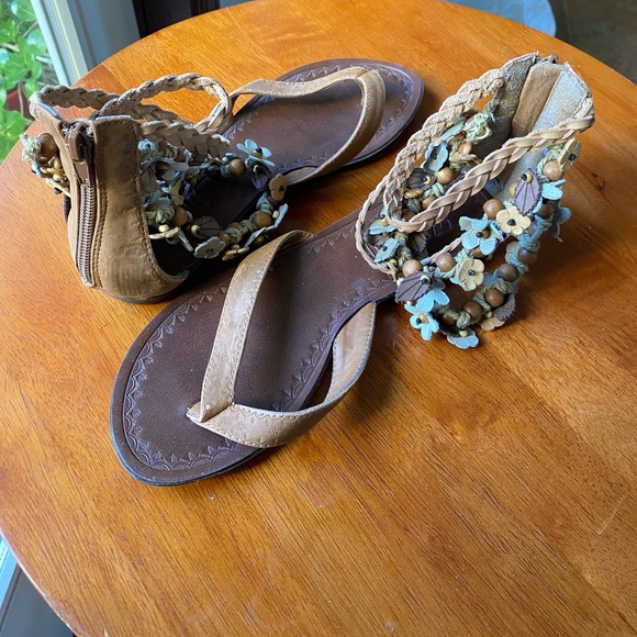 ♥️ CUTE FLAT LEATHER SANDALS ADORNS WITH BRAID LEATHER,FLOWER LEATHER PATTERN. - Picture 4 of 8